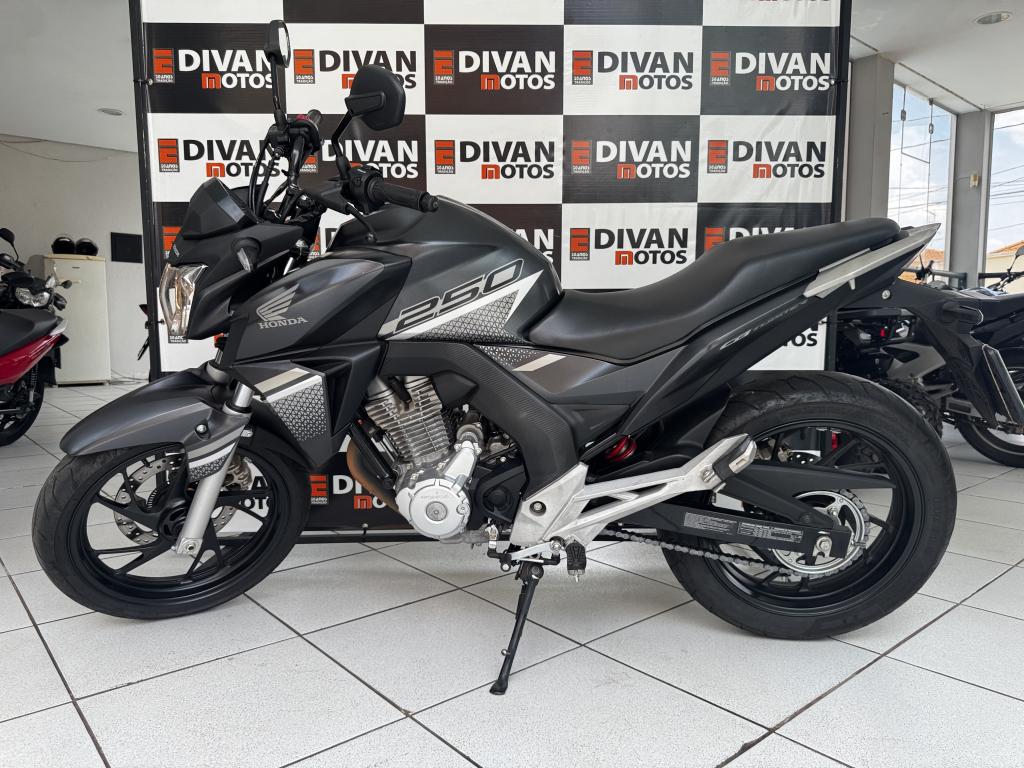 HONDA CB 250 F Twister - Foto
