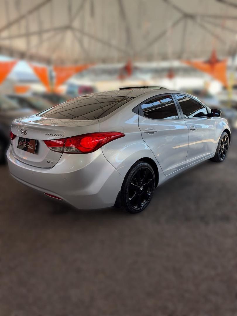 HYUNDAI Elantra - Foto
