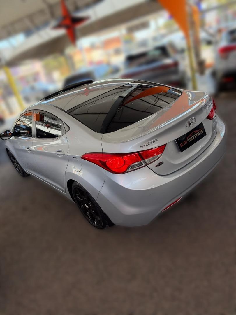 HYUNDAI Elantra - Foto