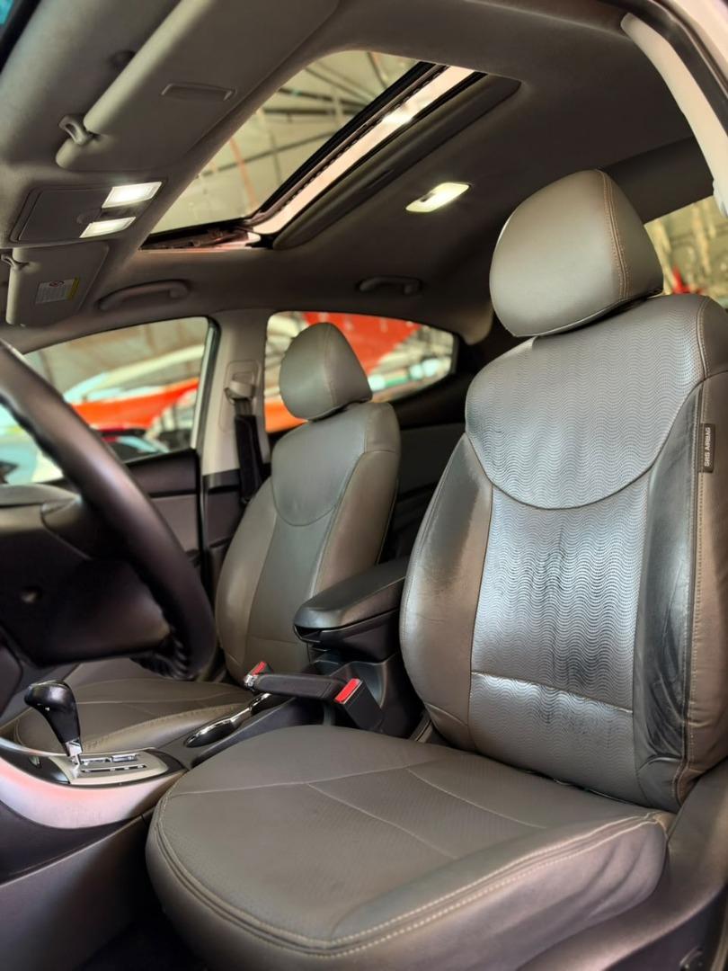 HYUNDAI Elantra - Foto