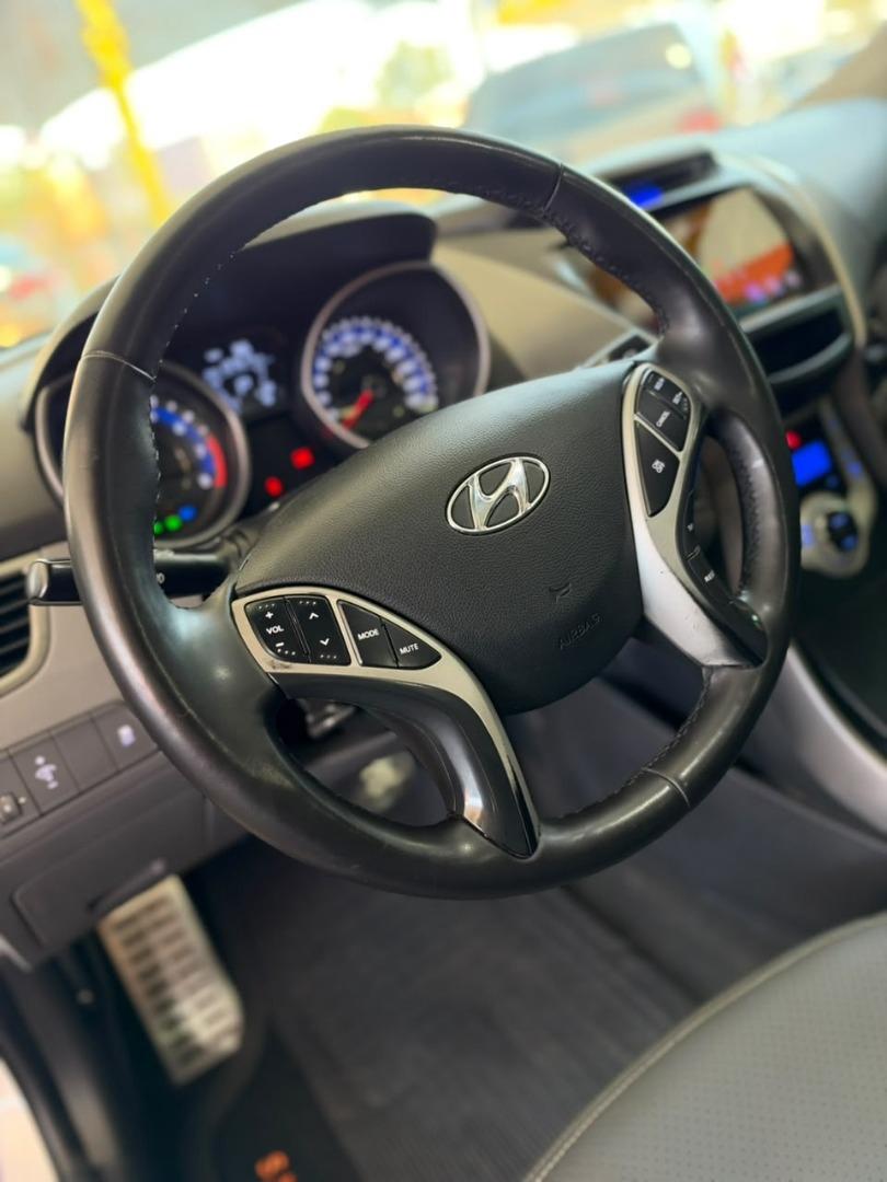 HYUNDAI Elantra - Foto