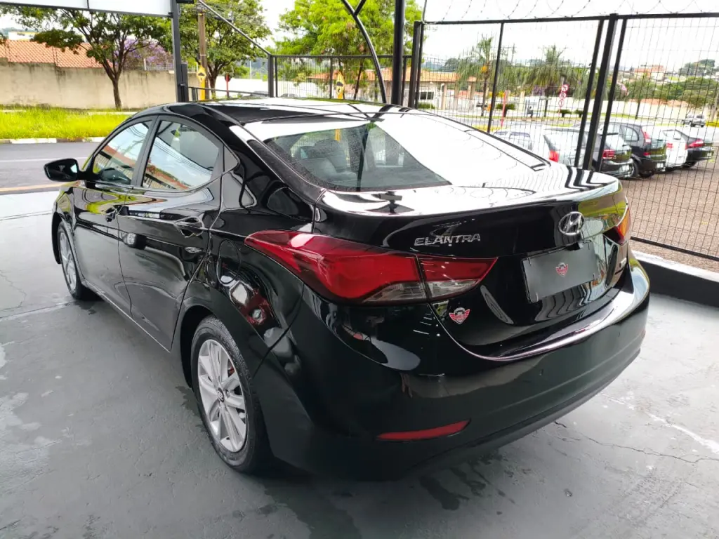 HYUNDAI Elantra - Foto