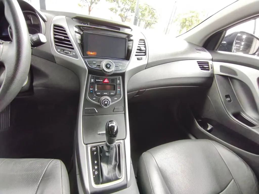 HYUNDAI Elantra - Foto