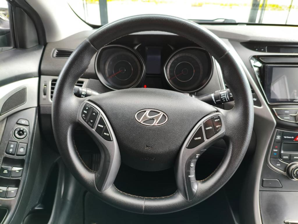 HYUNDAI Elantra - Foto