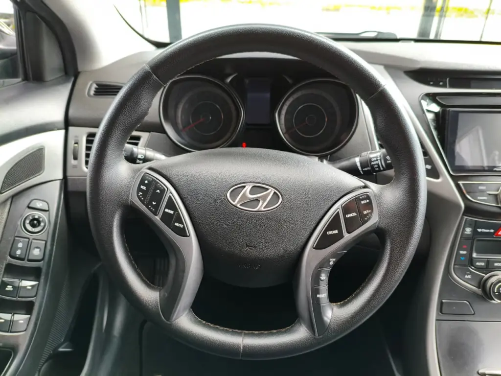 HYUNDAI Elantra - Foto