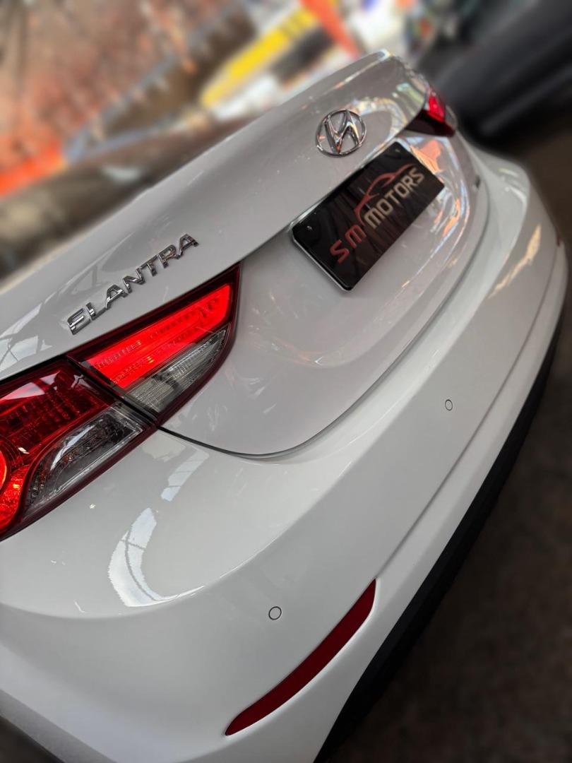 HYUNDAI Elantra - Foto