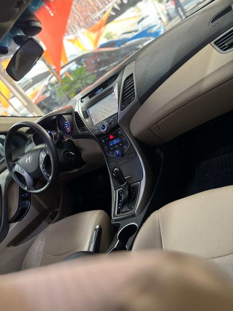 HYUNDAI Elantra - Foto