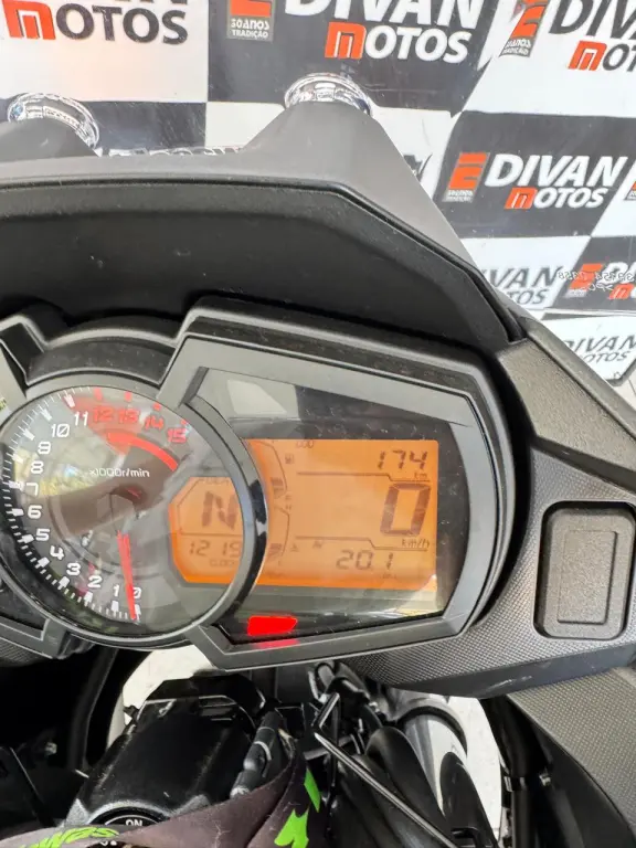 KAWASAKI Versys 300 - Foto