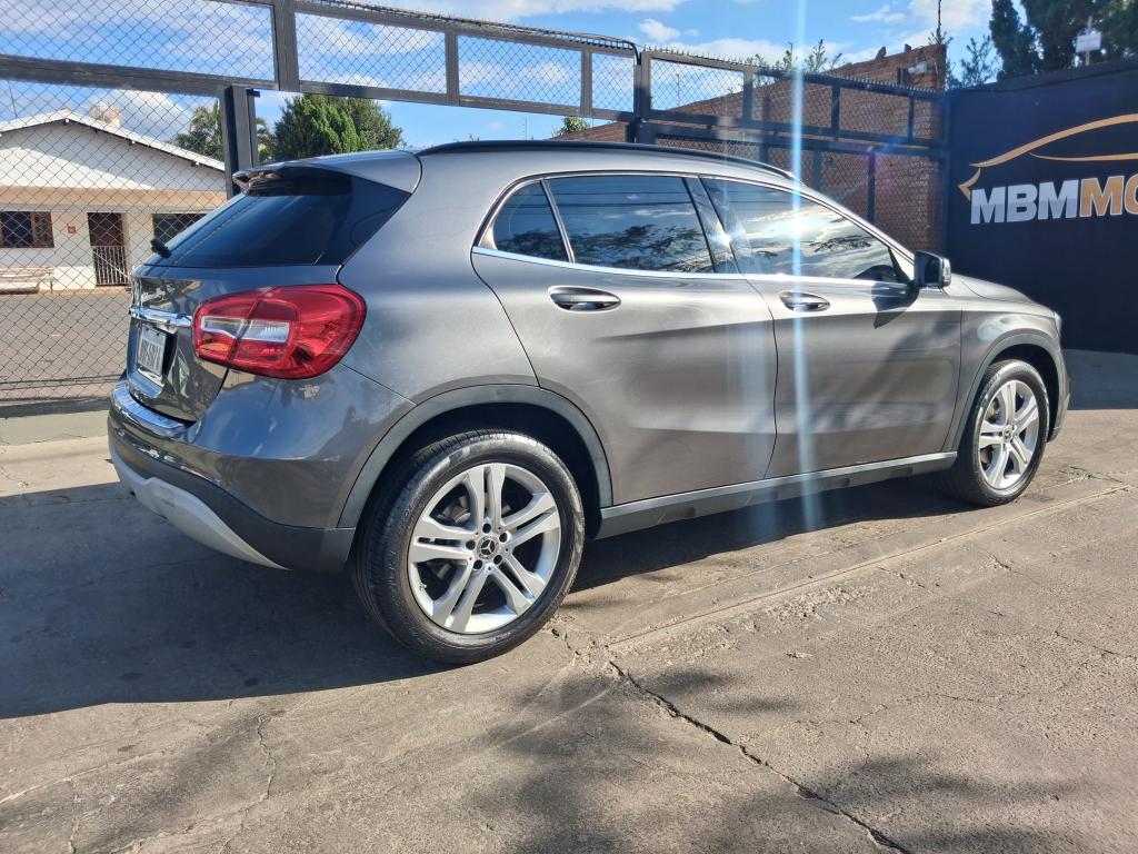 MERCEDES-BENZ CLA 200 - Foto