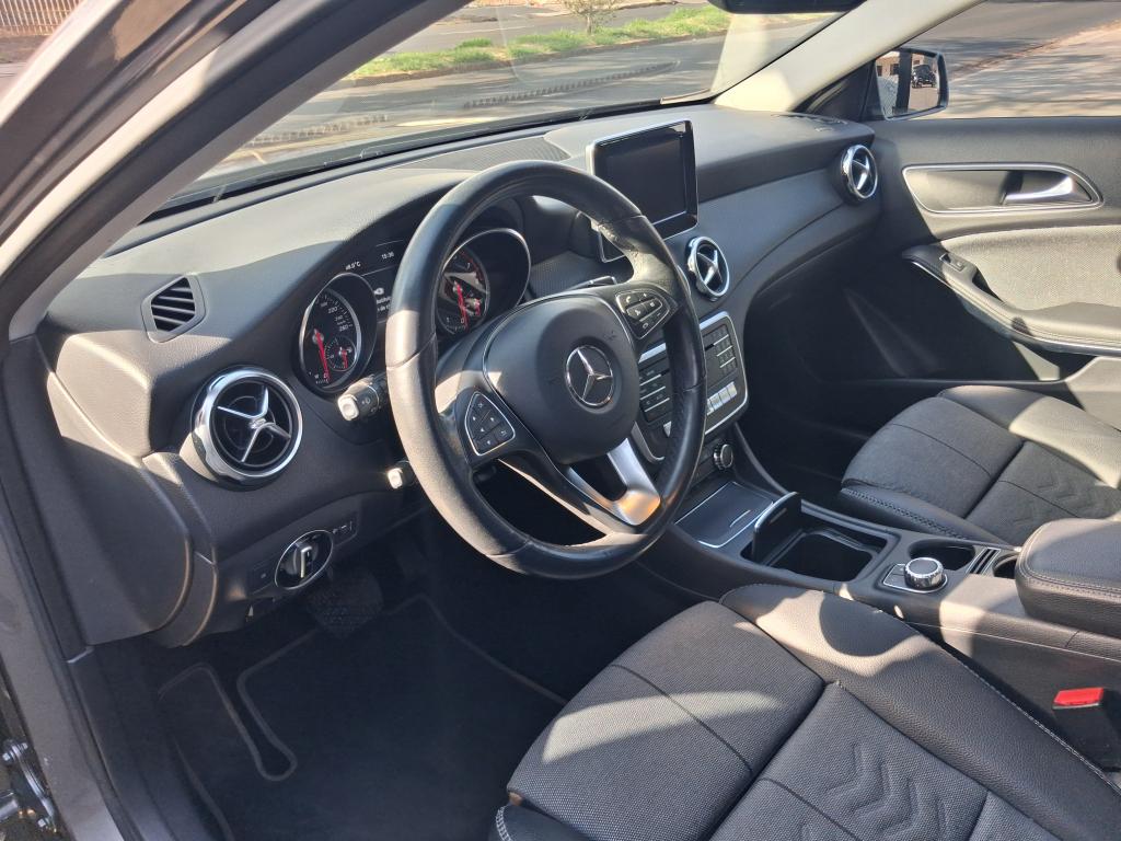 MERCEDES-BENZ CLA 200 - Foto