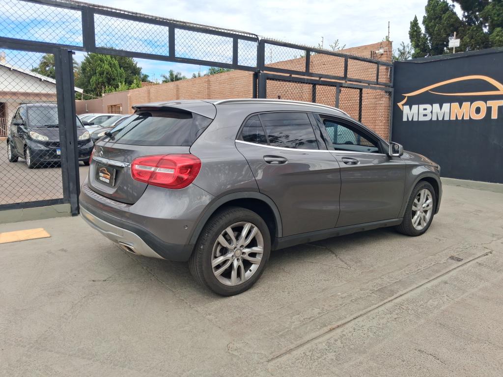 MERCEDES-BENZ GLA 200 - Foto