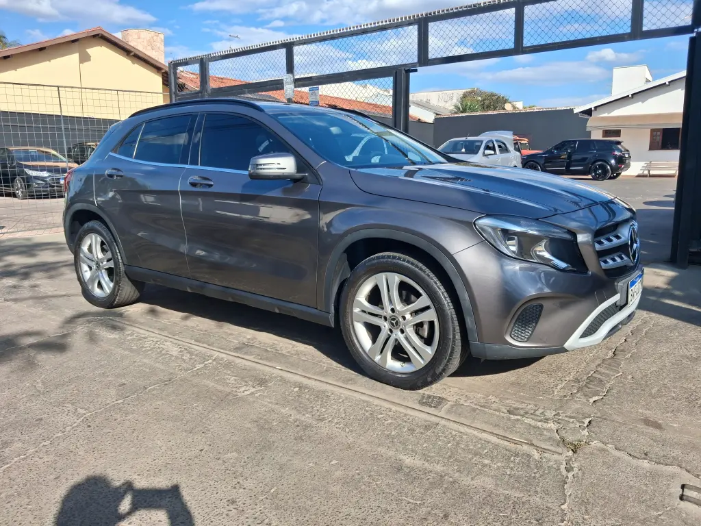 MERCEDES-BENZ GLA 200