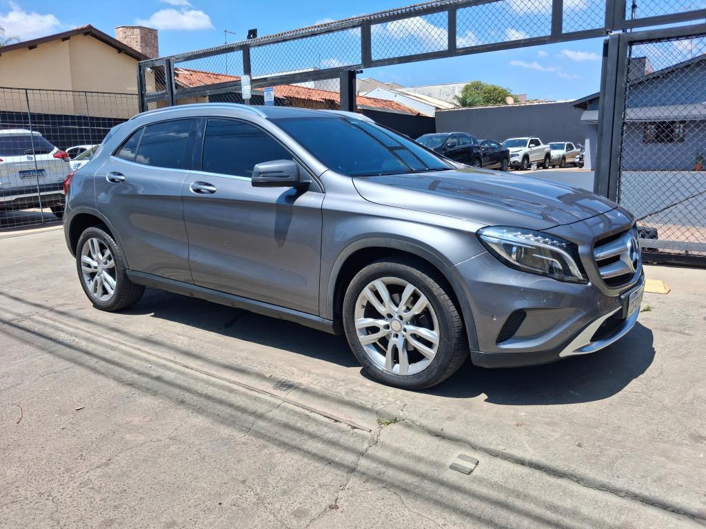 MERCEDES-BENZ GLA 200