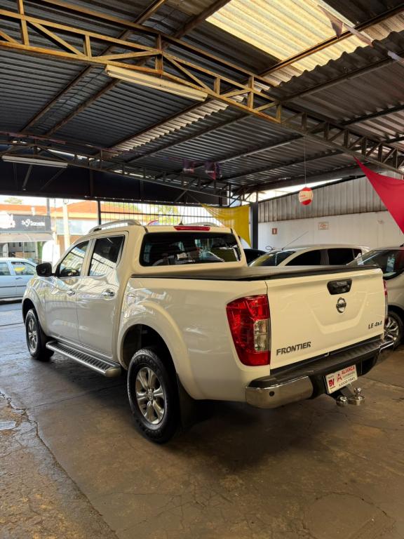 NISSAN Frontier - Foto