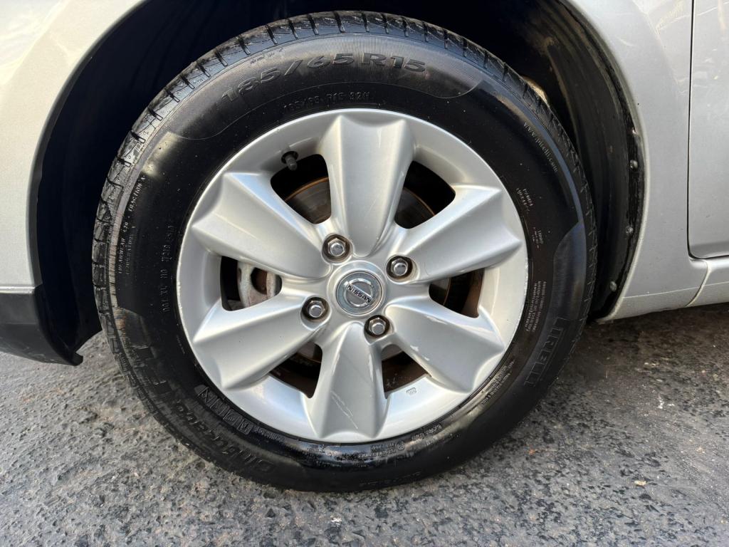 NISSAN Livina - Foto