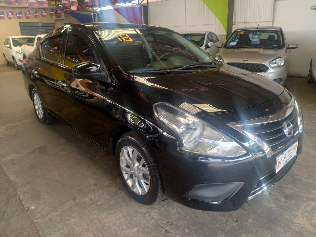 NISSAN Versa Sedan - Foto