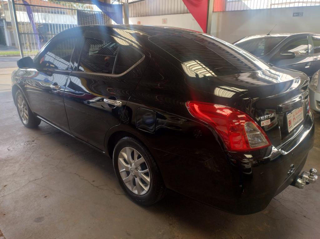 NISSAN Versa Sedan - Foto