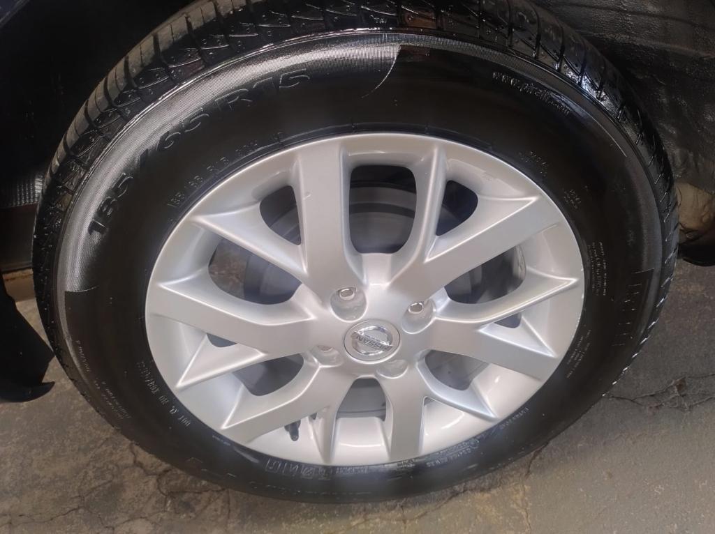 NISSAN Versa Sedan - Foto