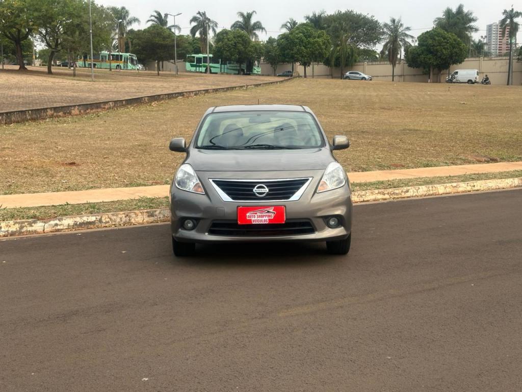 NISSAN Versa Sedan - Miniatura