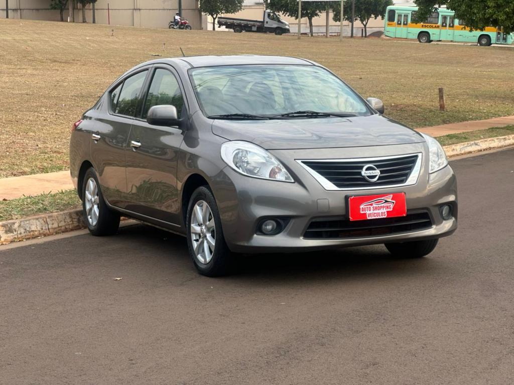 NISSAN Versa Sedan - Miniatura