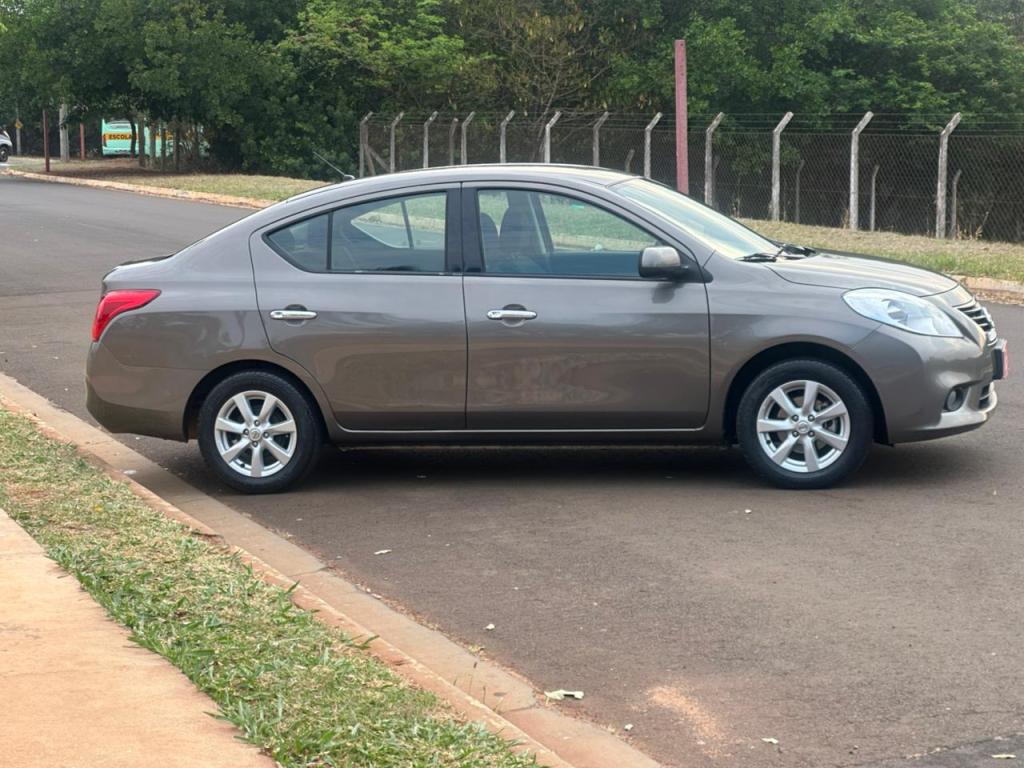 NISSAN Versa Sedan - Miniatura