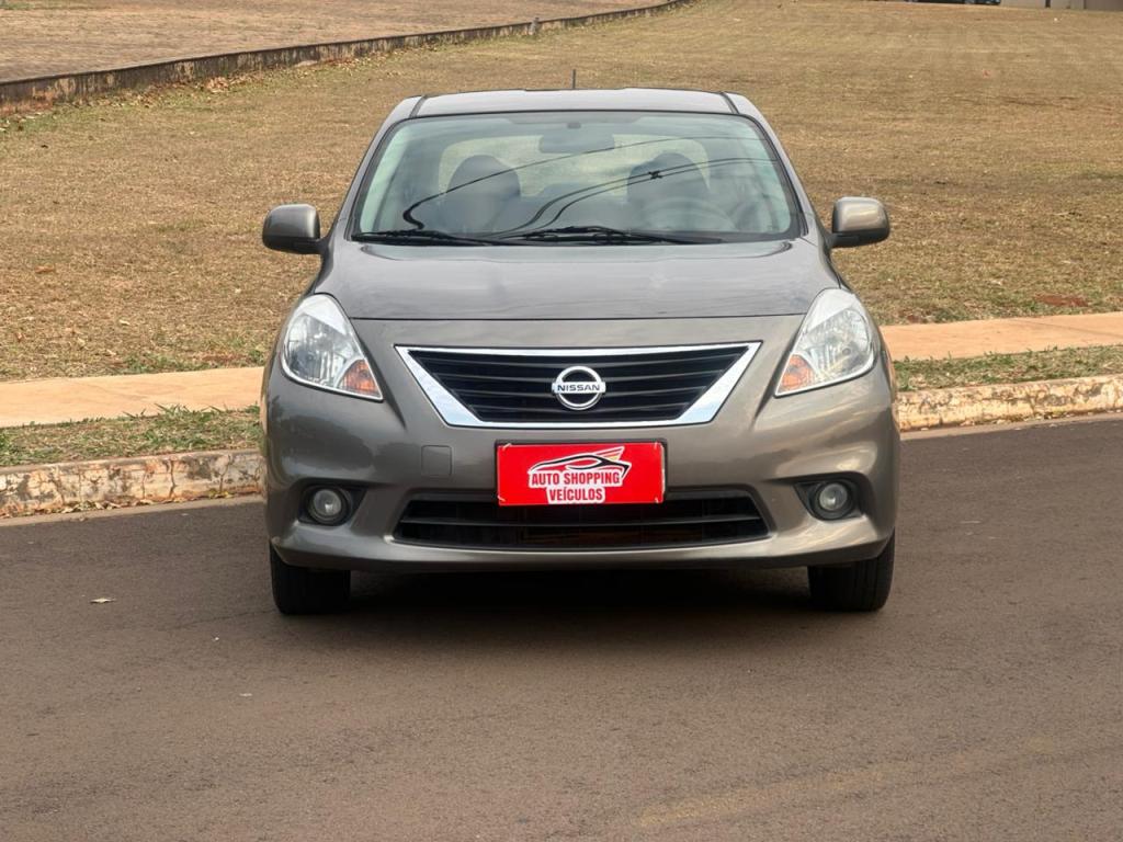 NISSAN Versa Sedan - Miniatura