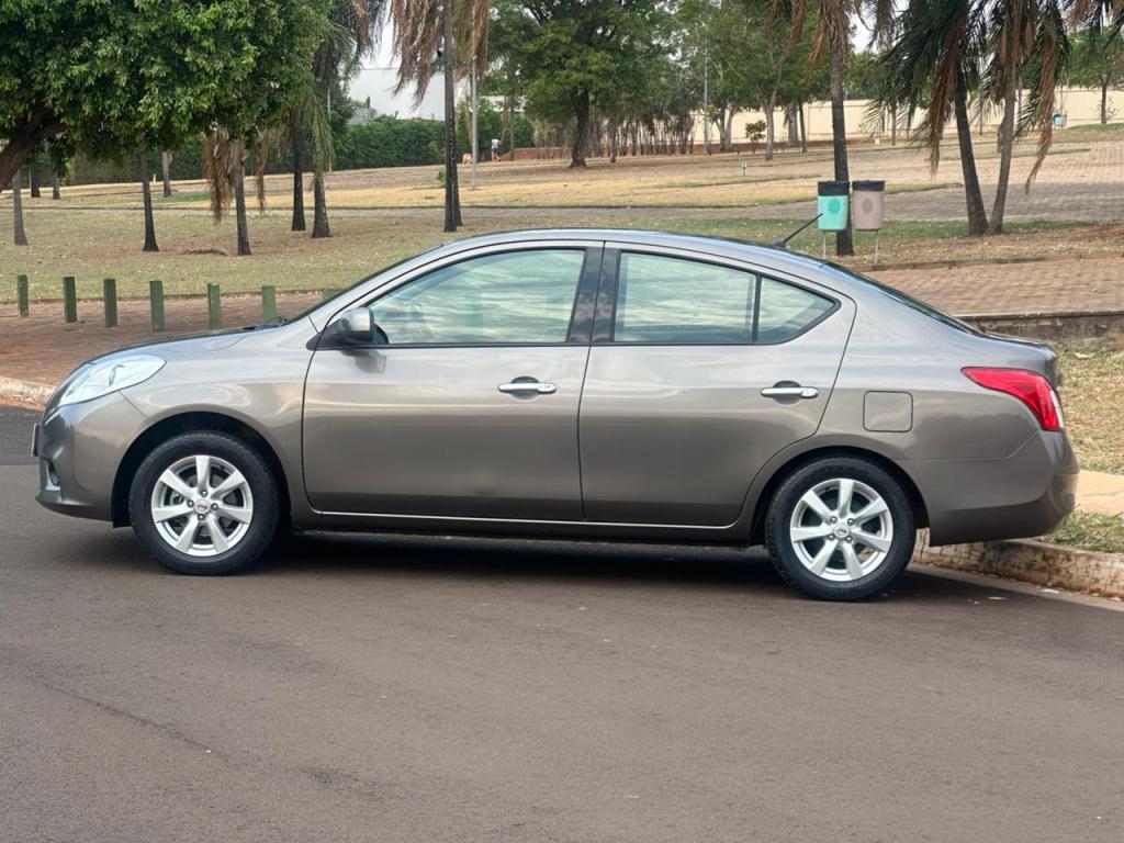 NISSAN Versa Sedan - Miniatura