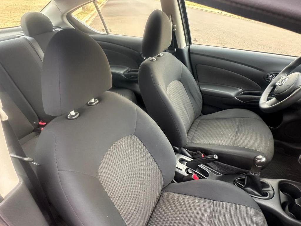 NISSAN Versa Sedan - Miniatura