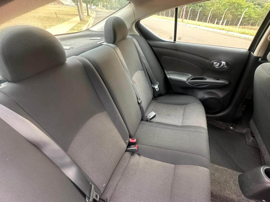 NISSAN Versa Sedan - Miniatura