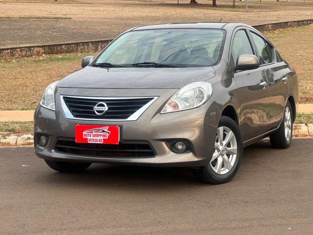 NISSAN Versa Sedan - Miniatura