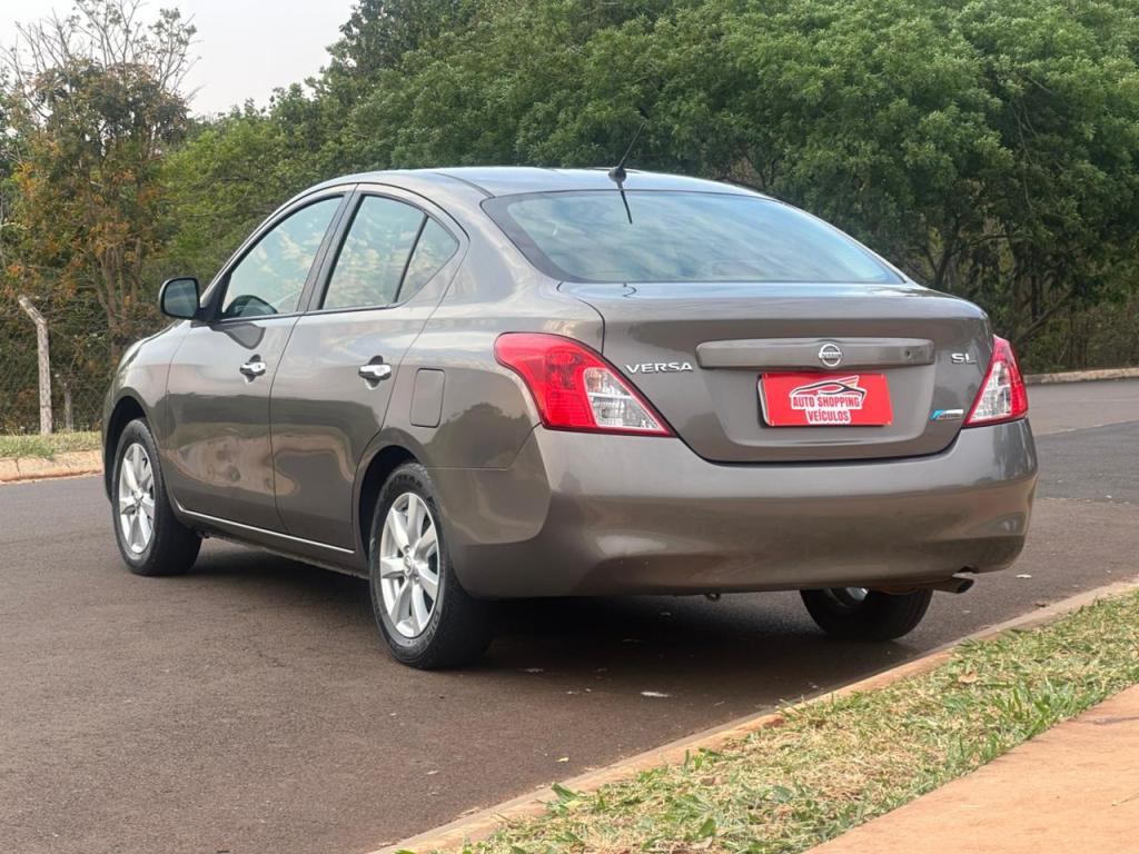 NISSAN Versa Sedan - Miniatura