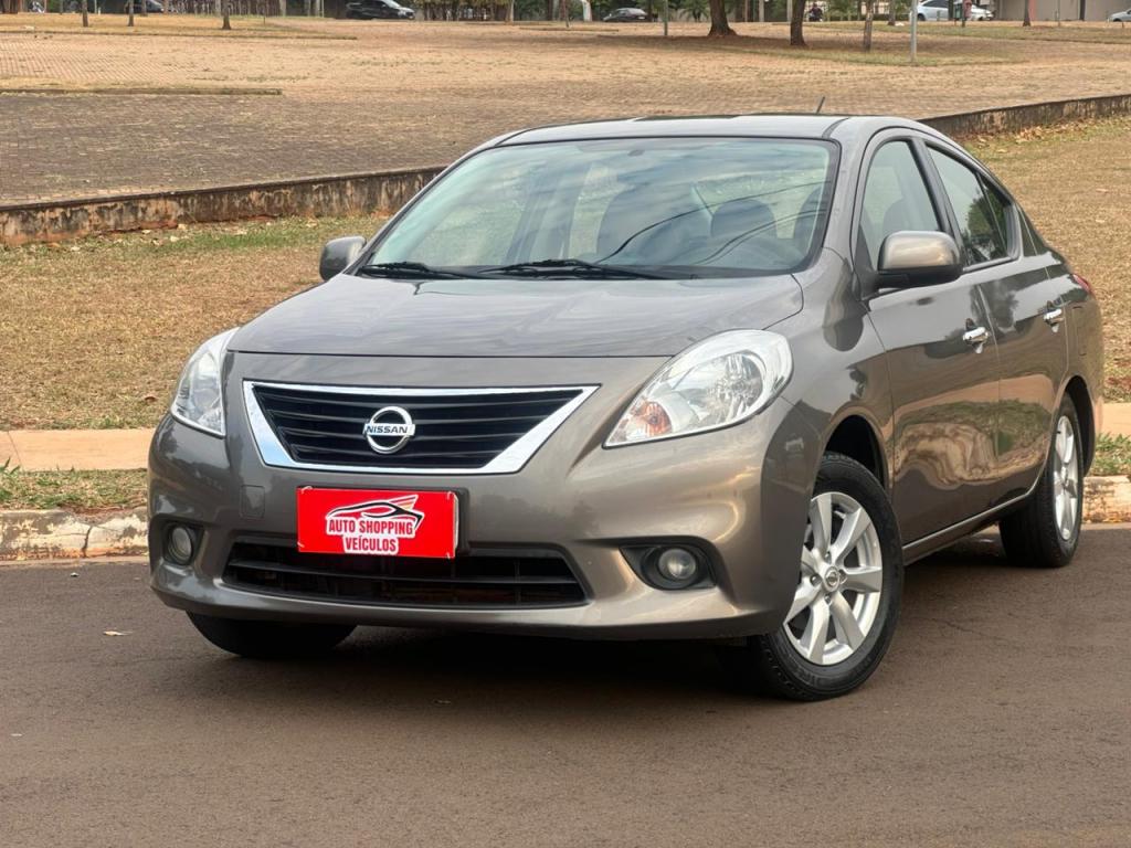 NISSAN Versa Sedan - Miniatura