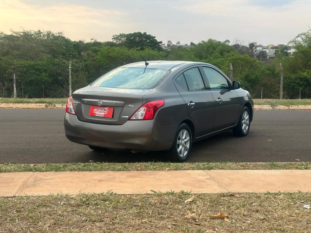 NISSAN Versa Sedan - Miniatura