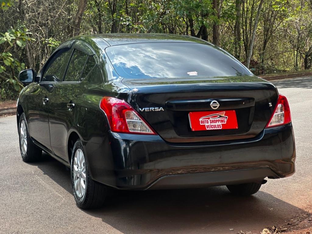 NISSAN Versa Sedan - Foto