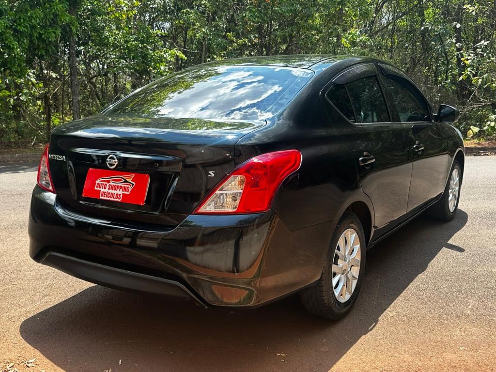 NISSAN Versa Sedan - Foto