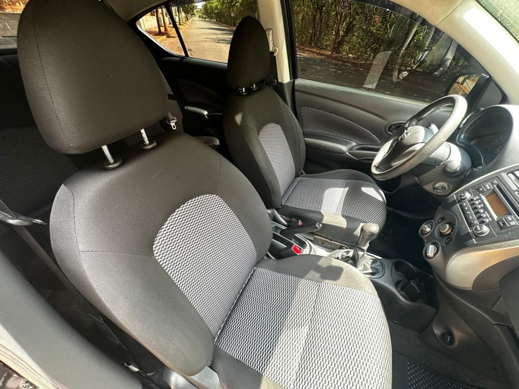 NISSAN Versa Sedan - Foto