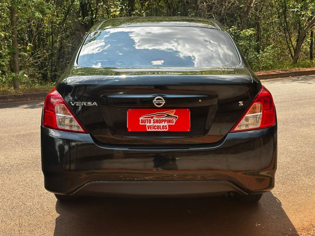 NISSAN Versa Sedan - Foto