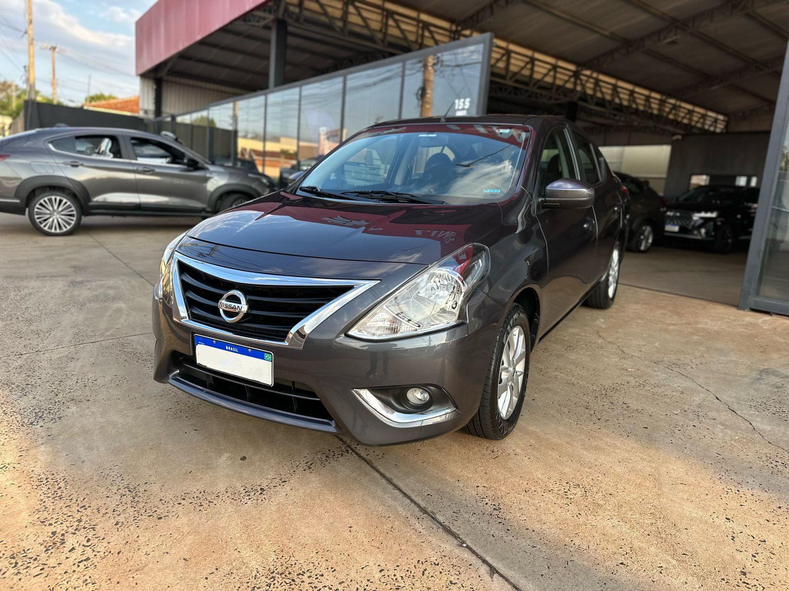 NISSAN Versa Sedan - Foto