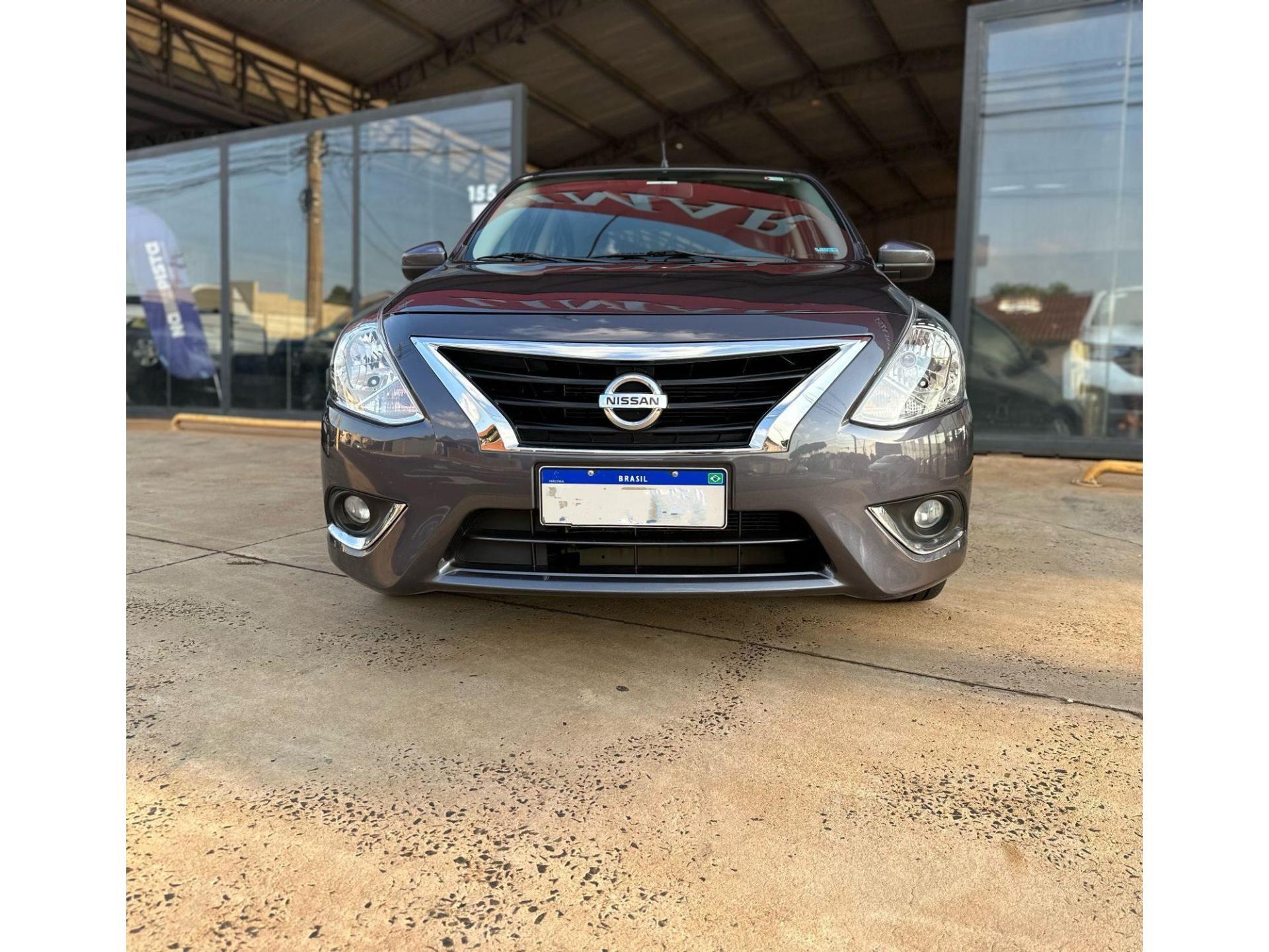 NISSAN Versa Sedan - Foto