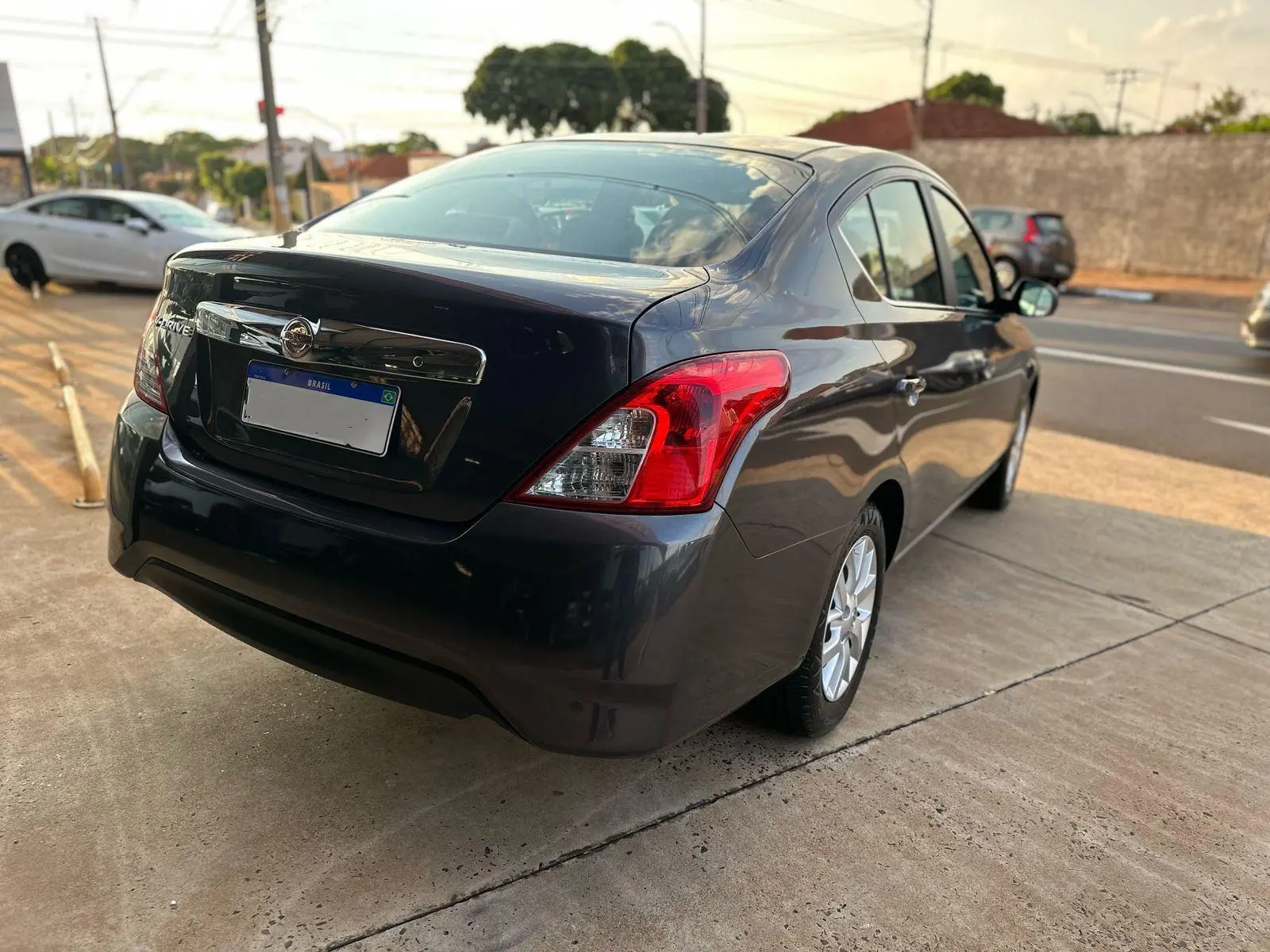 NISSAN Versa Sedan - Foto