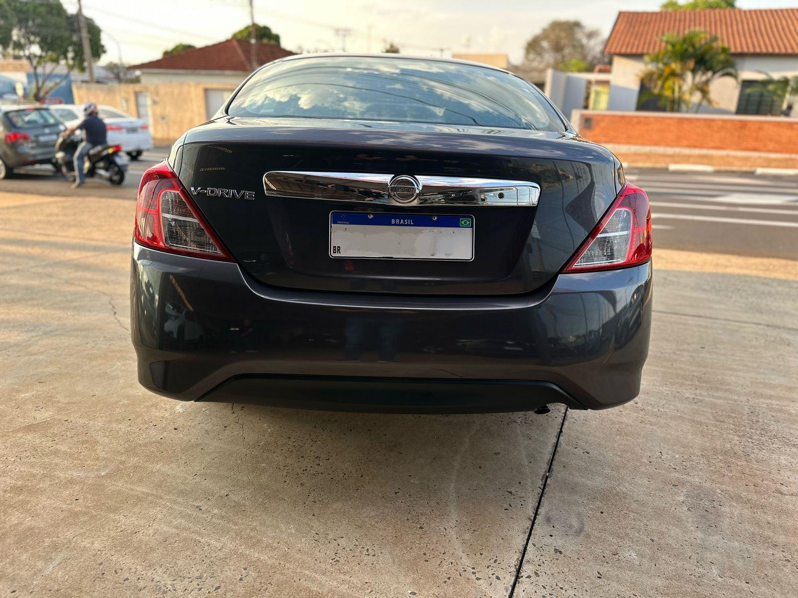 NISSAN Versa Sedan - Foto