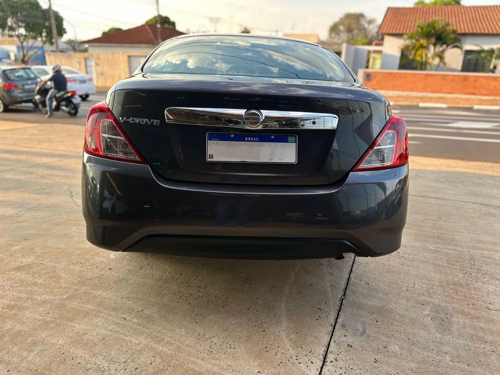 NISSAN Versa Sedan - Foto