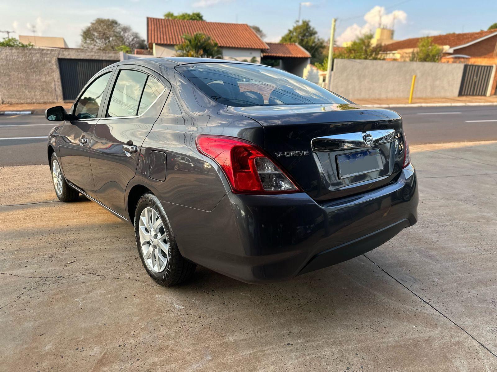 NISSAN Versa Sedan - Foto