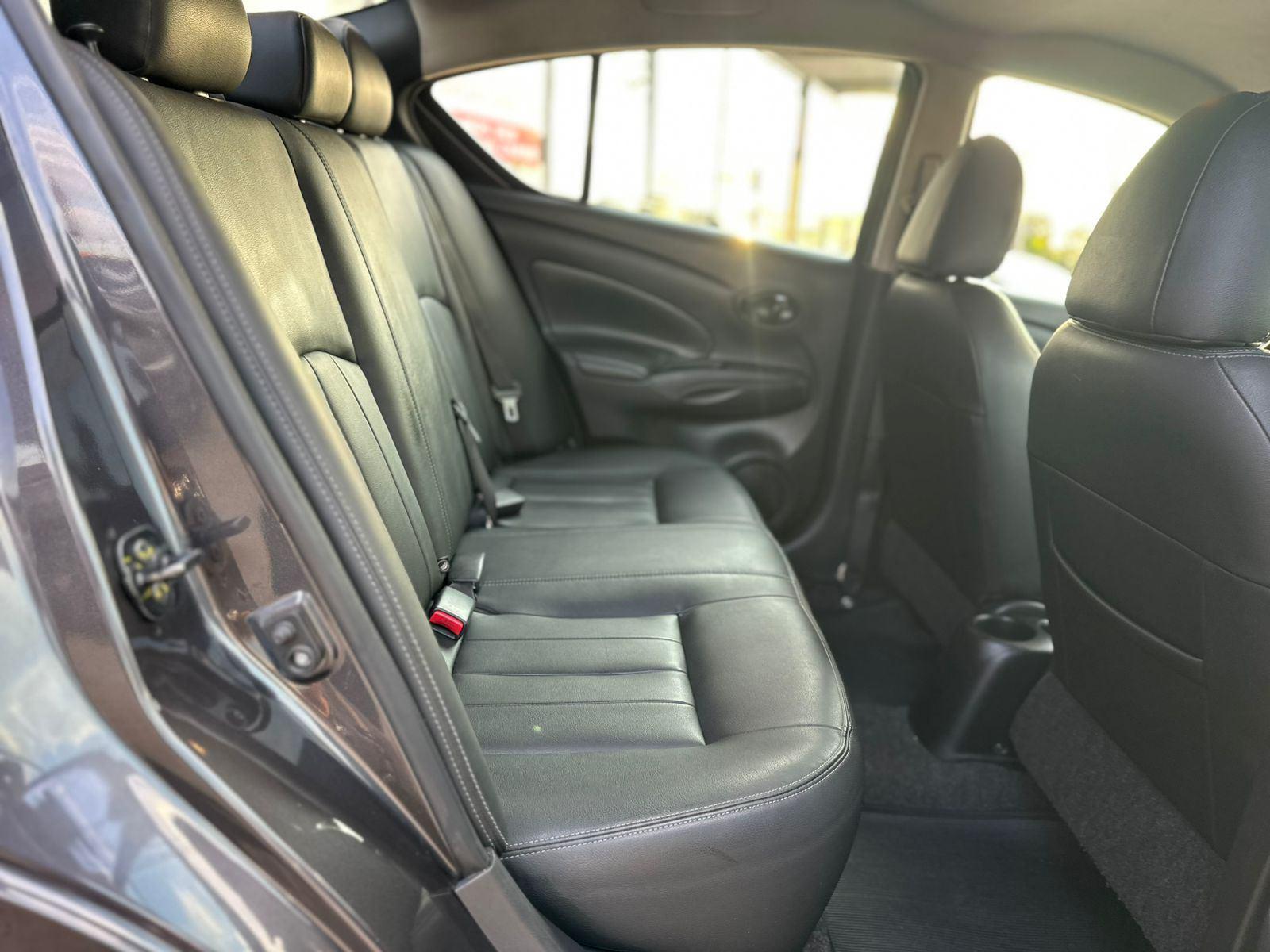 NISSAN Versa Sedan - Foto