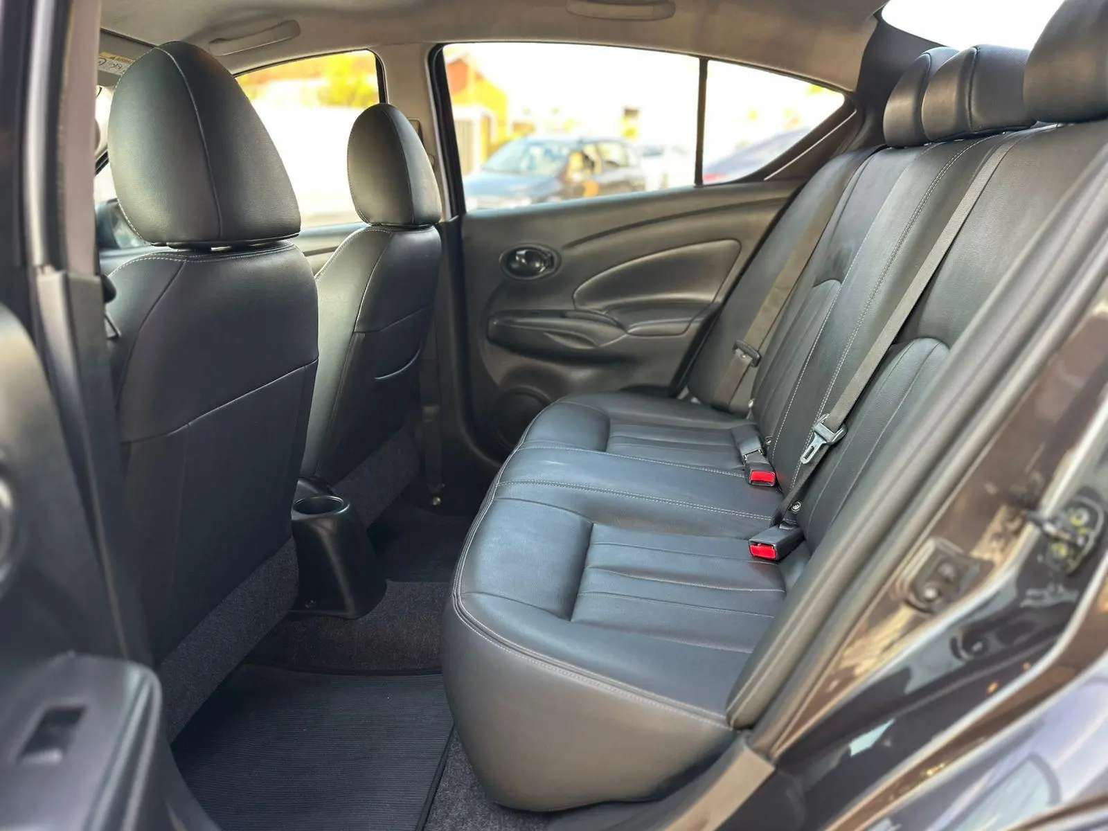 NISSAN Versa Sedan - Foto