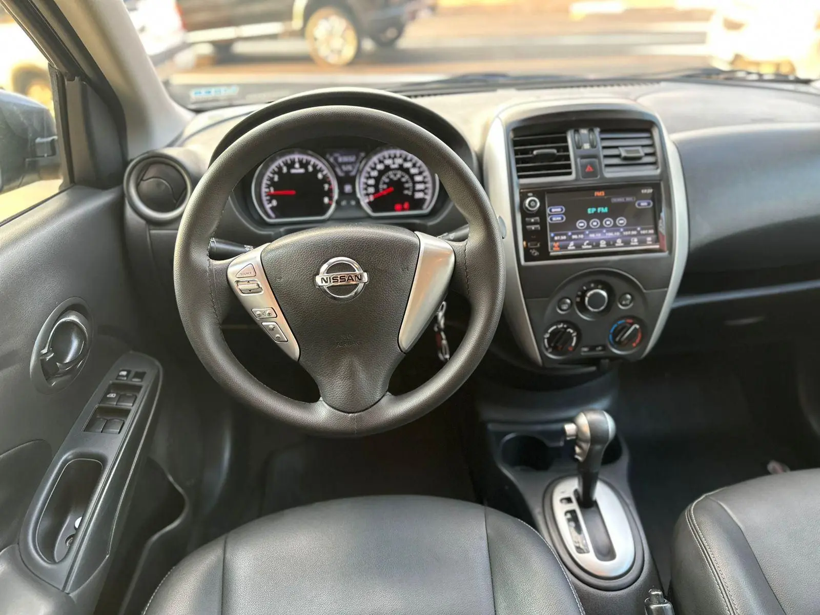 NISSAN Versa Sedan - Foto