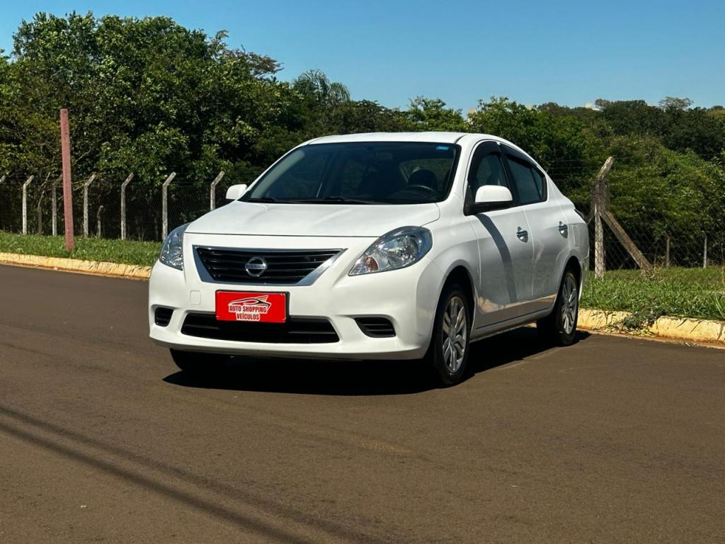 NISSAN Versa Sedan - Miniatura