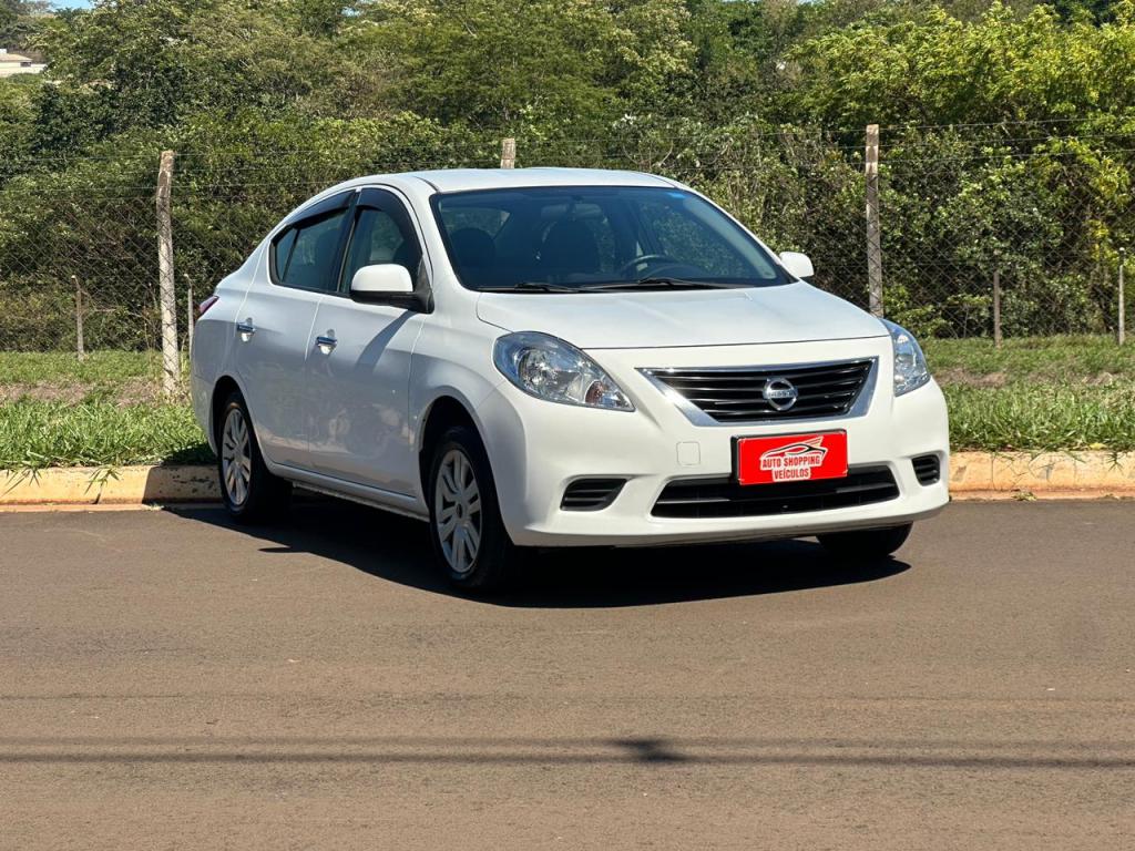 NISSAN Versa Sedan - Miniatura