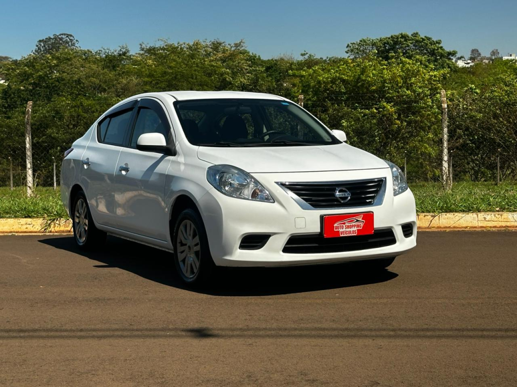 NISSAN Versa Sedan - Miniatura