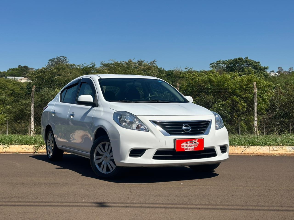 NISSAN Versa Sedan - Miniatura